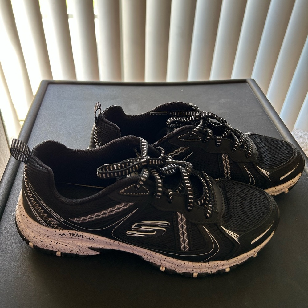6.5 Skechers Women's, Hillcrest - Vast Adventure Trail Running Shoe Black/White